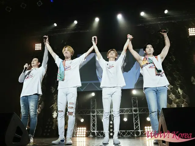 「U-KISS」