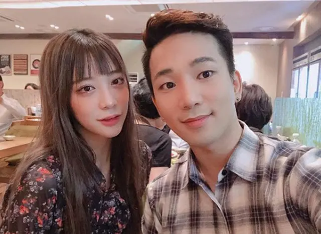 韓国ボーイズグループ「MBLAQ」G.O（30）が、女優チェ・イェスル（24）との交際400日を記念写真で祝った。（提供:OSEN）