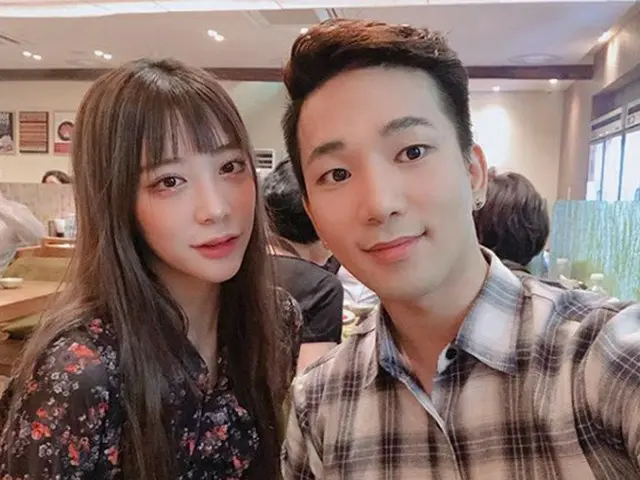 韓国ボーイズグループ「MBLAQ」G.O（30）が、女優チェ・イェスル（24）との交際400日を記念写真で祝った。（提供:OSEN）