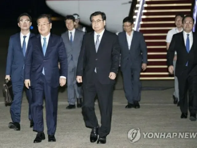 ソウル空港に到着した特使団＝５日、城南（聯合ニュース）