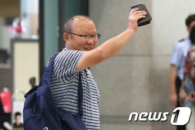 ＜サッカー＞”アジア大会4位”ベトナム代表のパク・ハンソ監督、韓国に凱旋帰国 「声援に感謝」