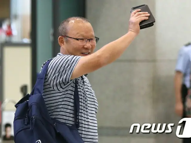 ＜サッカー＞”アジア大会4位”ベトナム代表のパク・ハンソ監督、韓国に凱旋帰国 「声援に感謝」