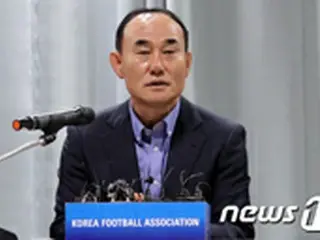 ア大会”金メダル”のサッカー韓国代表監督、記者会見 「シナリオ通りの動き」