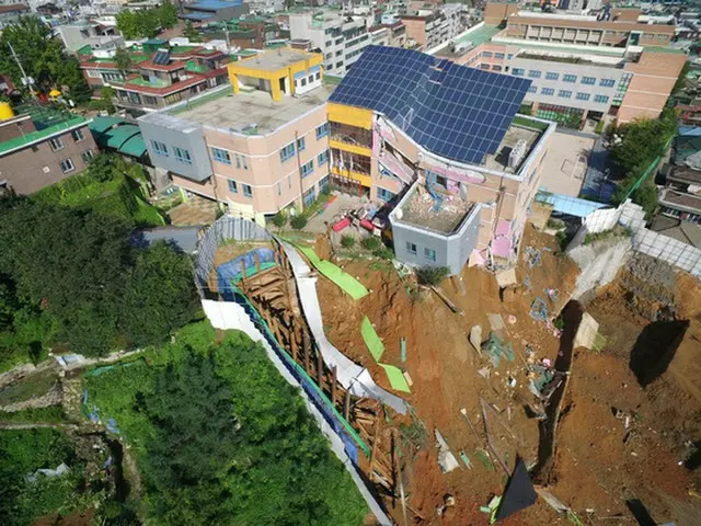 ソウル・銅雀区の工事現場で地盤沈下…併設の幼稚園が傾く被害に＝韓国