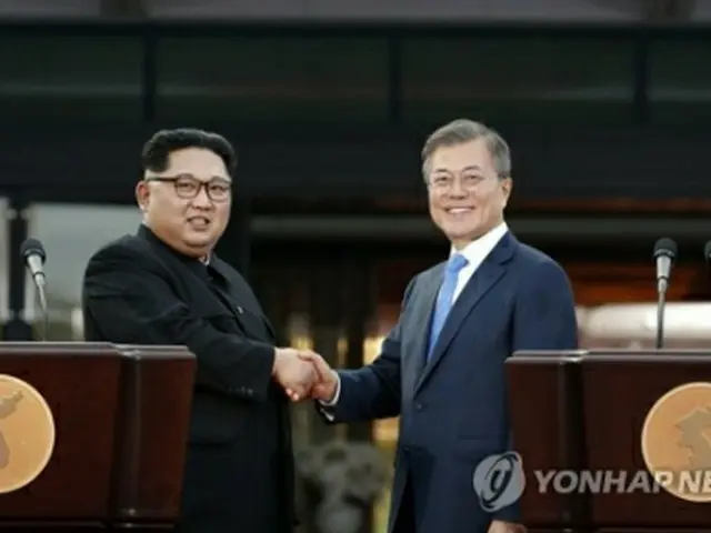 ４月２７日の首脳会談で握手を交わす文大統領（右）と金委員長＝（聯合ニュース）