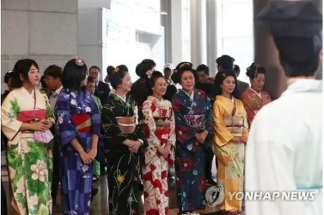 会場の入り口で両国の伝統衣装を着て来場客を迎えるイベント関係者ら＝９日、ソウル（聯合ニュース）