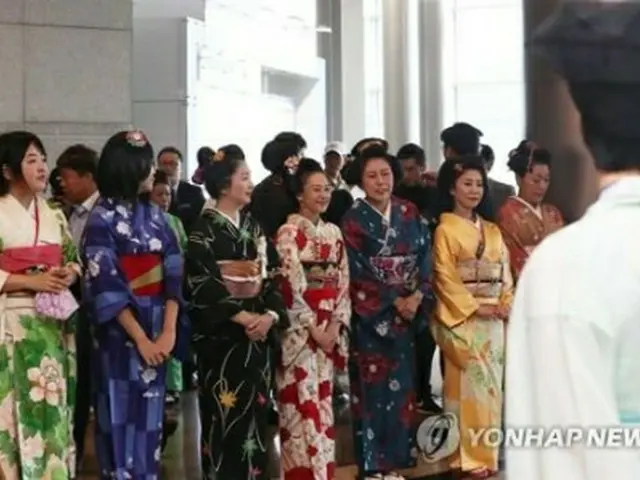 会場の入り口で両国の伝統衣装を着て来場客を迎えるイベント関係者ら＝９日、ソウル（聯合ニュース）