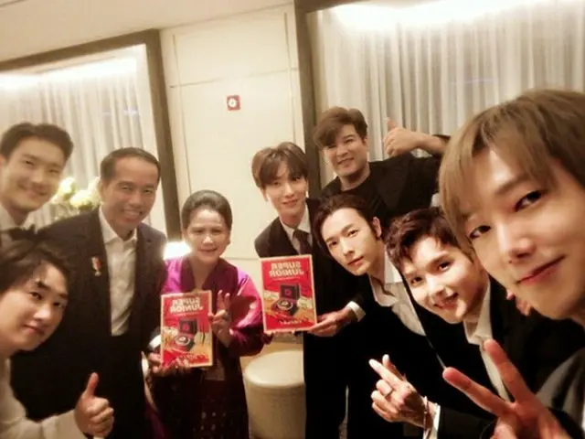 韓国ボーイズグループ「SUPER JUNIOR」が、インドネシアのジョコ・ウィドド大統領夫妻に会った。（提供:OSEN）