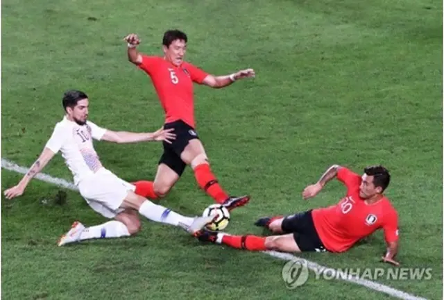 ボールを奪い合う韓国とチリ代表＝１１日、水原（聯合ニュース）