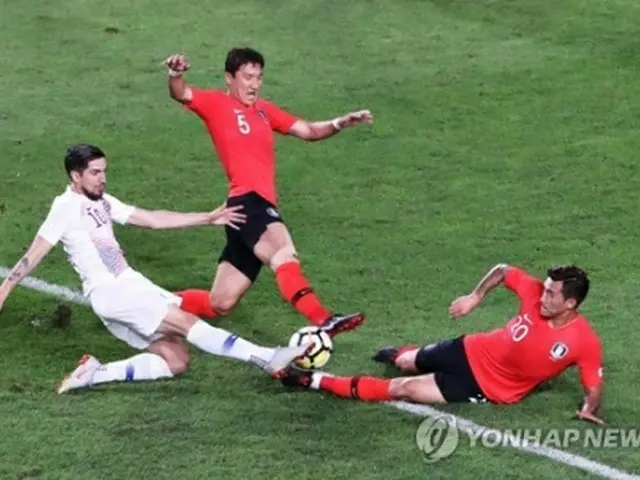 ボールを奪い合う韓国とチリ代表＝１１日、水原（聯合ニュース）