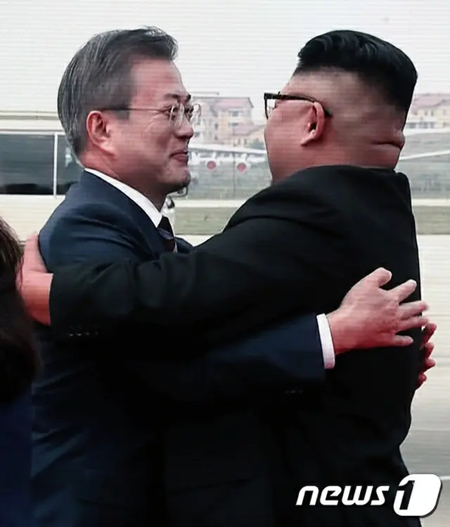 ＜平壌会談＞文大統領、平壌到着＝金委員長と”熱い抱擁”