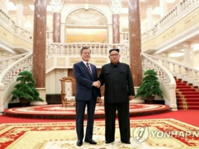 １８日午後に開かれた南北首脳会談の前に握手を交わす文大統領（左）と金正恩委員長（写真共同取材団）＝１８日、平壌（聯合ニュース）