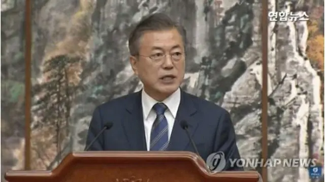 共同記者会見を行う文大統領＝（聯合ニュースＴＶ）