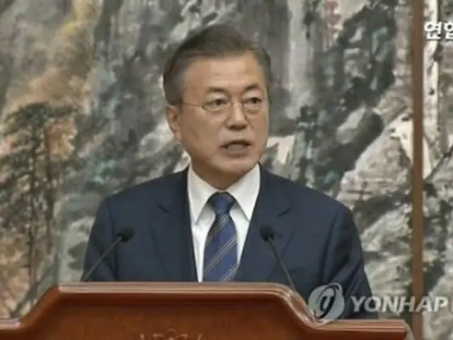 共同記者会見を行う文大統領＝（聯合ニュースＴＶ）