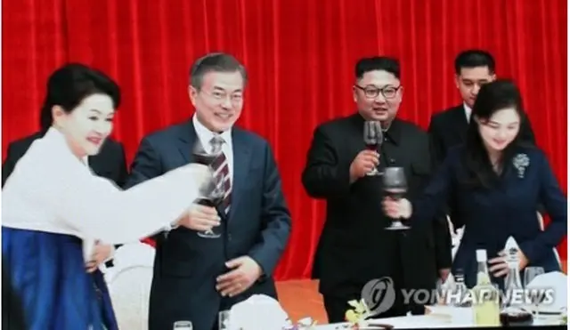 １８日の歓迎夕食会で乾杯する文大統領（左）と金正恩委員長夫妻＝（聯合ニュース）