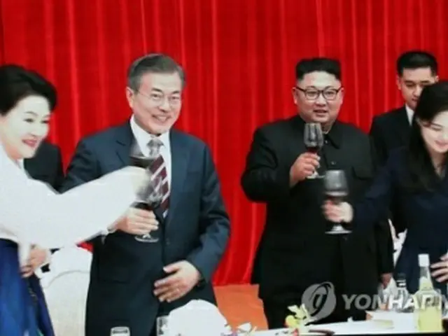 １８日の歓迎夕食会で乾杯する文大統領（左）と金正恩委員長夫妻＝（聯合ニュース）