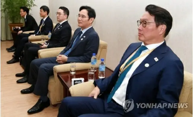北朝鮮の李龍男（リ・リョンナム）副首相と面会する韓国の財界関係者。手前から２人目はサムスン電子の李在鎔（イ・ジェヨン）副会長（写真共同取材団）＝１９日、平壌（聯合ニュース）