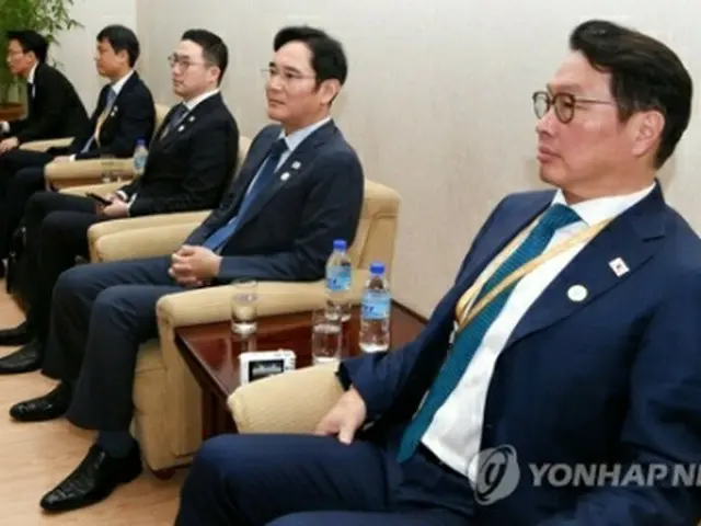 北朝鮮の李龍男（リ・リョンナム）副首相と面会する韓国の財界関係者。手前から２人目はサムスン電子の李在鎔（イ・ジェヨン）副会長（写真共同取材団）＝１９日、平壌（聯合ニュース）