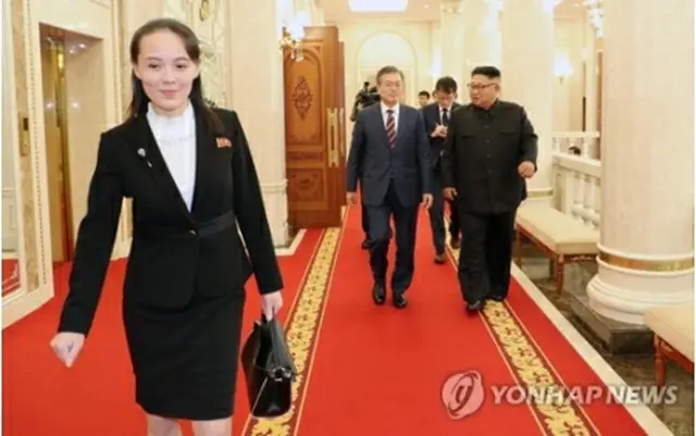 朝鮮労働党本部庁舎で南北首脳を会場に案内する与正氏（共同写真取材団）＝18日、平壌（聯合ニュース）