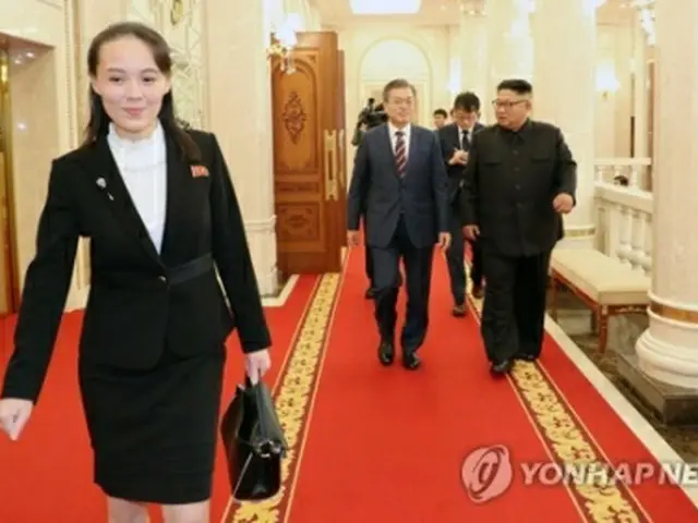 朝鮮労働党本部庁舎で南北首脳を会場に案内する与正氏（共同写真取材団）＝18日、平壌（聯合ニュース）