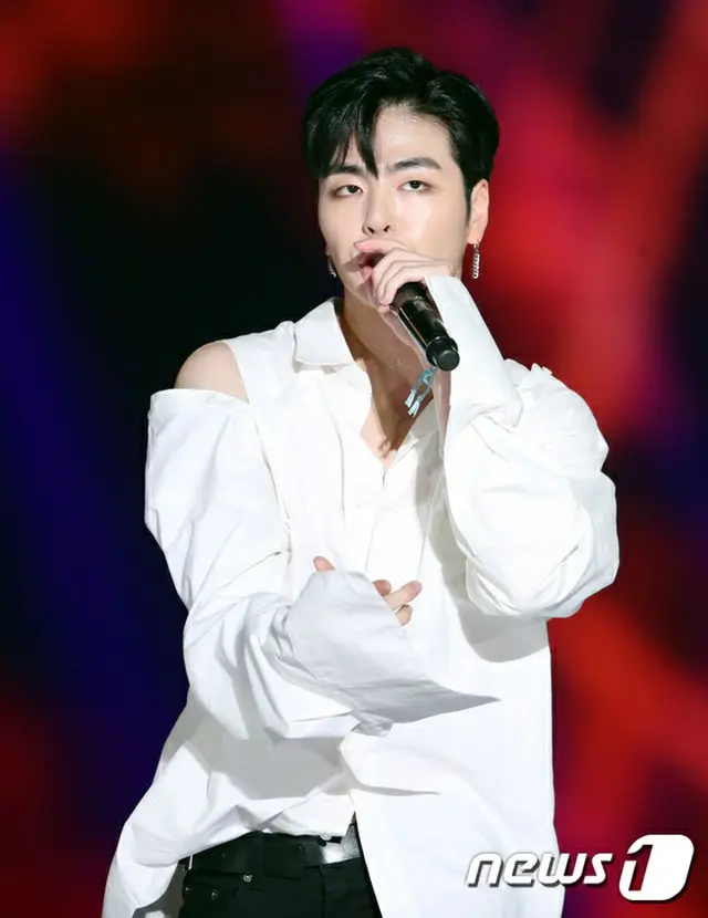 韓国アイドルグループ「iKON」のメンバーJU-NE（ジュネ）がSNSでファンを無視したとして、物議をかもしている。（提供:news1）
