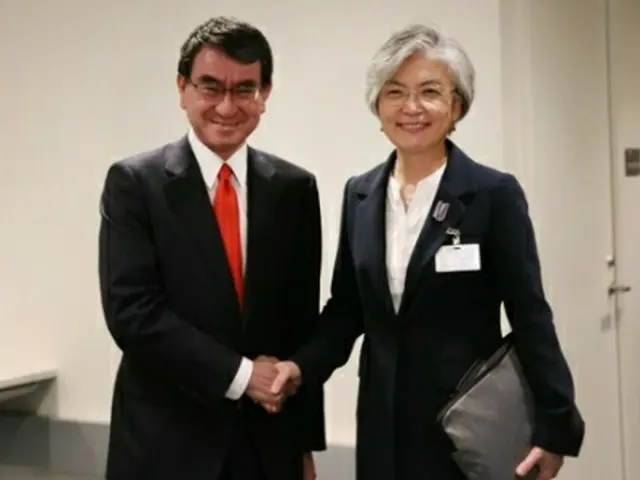 会談で握手を交わす康長官（右）と河野外相（外交部提供）＝26日、ニューヨーク（聯合ニュース）