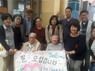 慰安婦被害者ら、“台風被害”大阪の朝鮮学校を訪問