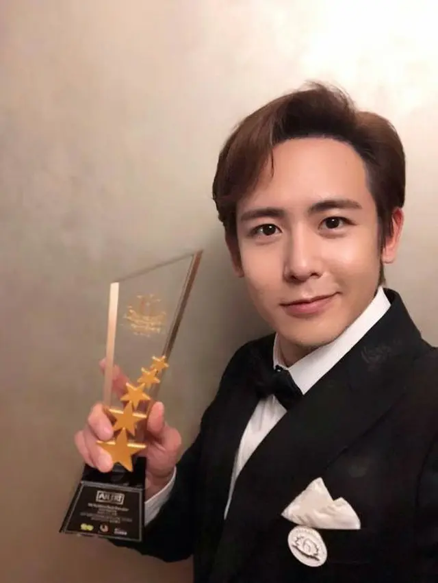 韓国アイドルグループ「2PM」ニックンがタイのマガジンが授与する授賞式で「アジアスーパースター（Asia Superstar）」賞を受賞し、幅広い人気と影響力を証明した。（提供:OSEN）