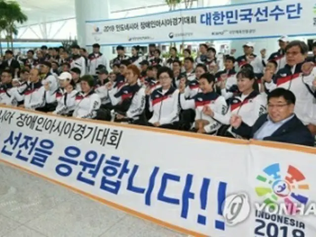 仁川空港でガッツポーズをする韓国選手団（写真共同取材団）＝2日、ソウル（聯合ニュース）