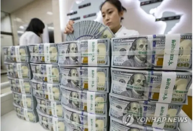 ドル紙幣を数える銀行員（資料写真）＝（聯合ニュース）