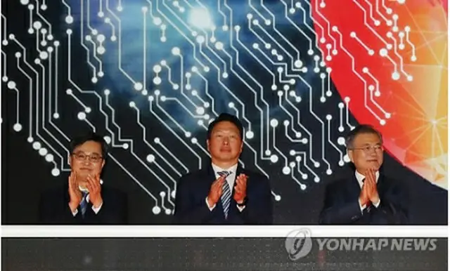 ＳＫハイニックス半導体工場の完工式に出席した文在寅大統領（右）と崔泰源会長（中央）＝４日、清州（聯合ニュース）