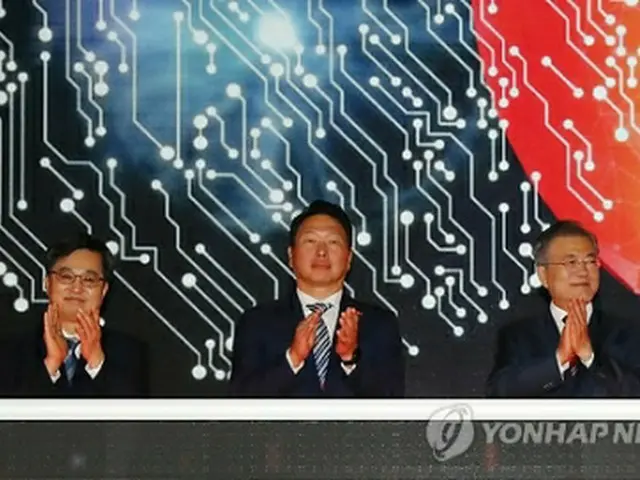 ＳＫハイニックス半導体工場の完工式に出席した文在寅大統領（右）と崔泰源会長（中央）＝４日、清州（聯合ニュース）