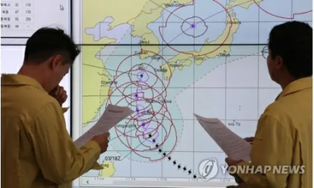 台風２５号の予想進路図を見る韓国政府の関係者＝４日、世宗（聯合ニュース）