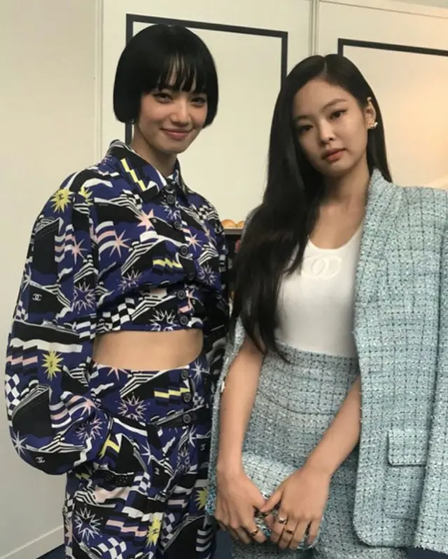 「BLACKPINK」JENNIE＆女優・小松菜奈の2ショット写真が話題…パリコレでの一場面（voguejapan Instagramより）