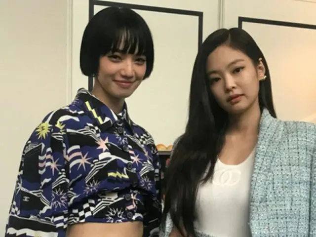 「BLACKPINK」JENNIE＆女優・小松菜奈の2ショット写真が話題…パリコレでの一場面（voguejapan Instagramより）