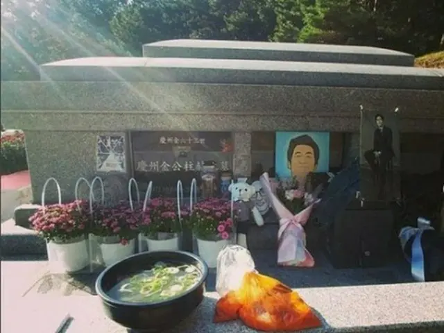 韓国俳優ハン・ジョンスが、故キム・ジュヒョクの誕生日にお墓を訪れたことを報告した。（写真提供:OSEN）
