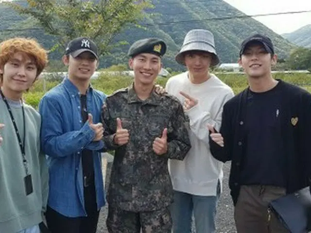 韓国ボーイズグループ「BTOB」メンバーのソ・ウングァンが、メンバーたちの祝福の中で訓練所での終了式を迎えた。（写真提供:OSEN）