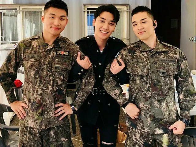 韓国ボーイズグループ「BIGBANG」メンバーのV.Iが、現在軍服務中にD-LITEとSOLとの3ショットを公開した。（提供:news1）