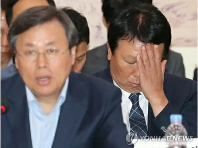 暗い表情でうつむく野球韓国代表の宣銅烈監督（右）＝１０日、ソウル（聯合ニュース）