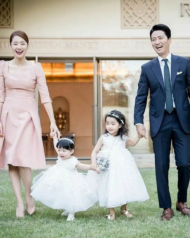 女優ソ・イヒョン＆俳優イン・ギョジン夫婦の次女ソウンちゃんが、満1歳の誕生日を迎え、“トルジャンチ”（＝記念パーティー）が行われたことが伝えられた。（写真提供:OSEN）