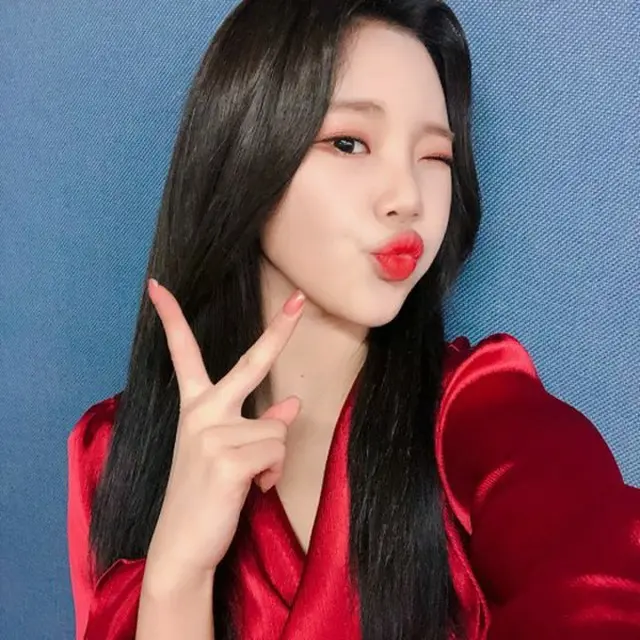 韓国ガールズグループ「MOMOLAND」のジュイが、トレードマークだった明るいヘアカラーを黒髪にイメチェンした。（写真提供:OSEN）