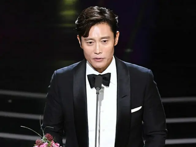 韓国俳優イ・ビョンホンが、韓国芸能マネジメントが主催する「2018 APAN STAR AWARDS」で大賞を受賞した。（提供:OSEN）