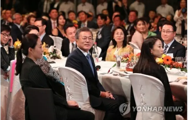 フランスの韓国系住民らとの夕食会に出席した文大統領＝１３日、パリ（聯合ニュース）