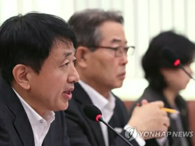 国政監査に出席した韓国観光公社の安栄培社長（左）＝１５日、ソウル（聯合ニュース）