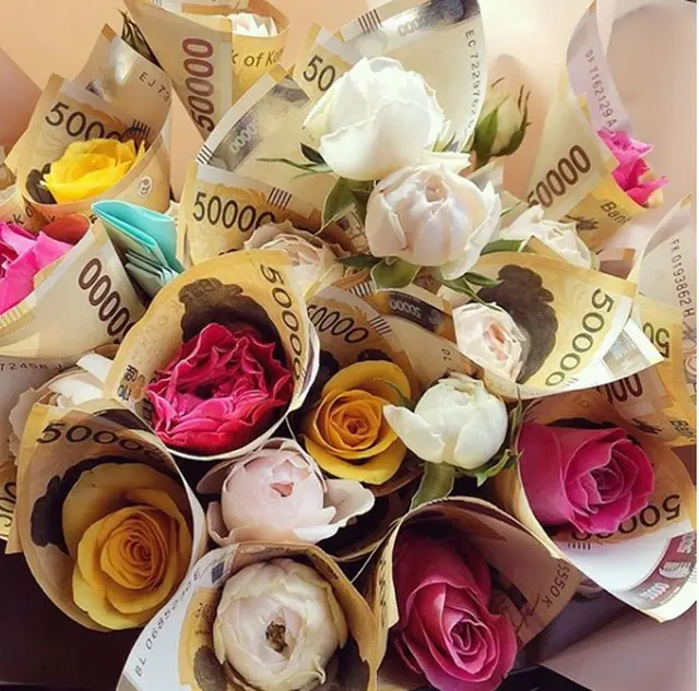 ヒョナ、母親の誕生日に”札の花束”をプレゼント？（画像:ヒョナInstagram）