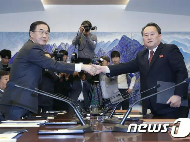 韓国政府は前日15日に行われた閣僚級会談合意事項である南北鉄道・道路の連結及び現代化事業と関連し、「いくつかの条件を考慮して日程を具体化する」と明らかにした。
