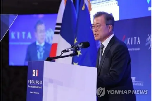 演説する文大統領＝１６日、パリ（聯合ニュース）