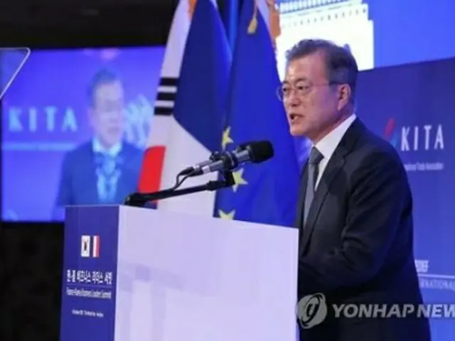 演説する文大統領＝１６日、パリ（聯合ニュース）