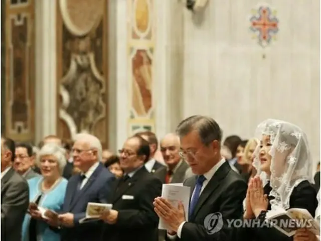 ミサに出席した文大統領夫妻＝17日、ローマ（聯合ニュース）