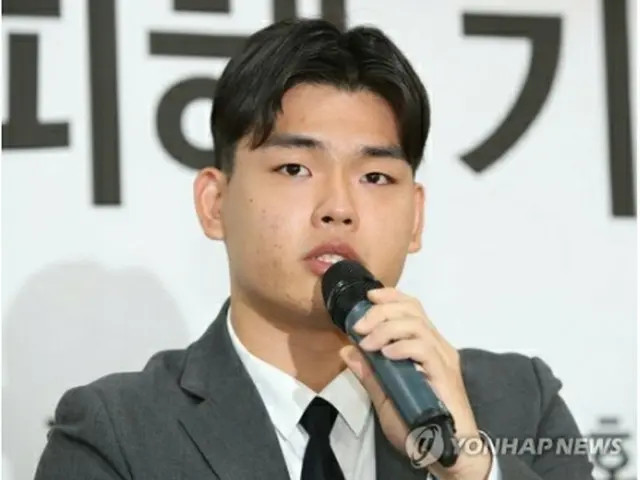 記者会見するイ・ソクチョルさん＝１９日、ソウル（聯合ニュース）